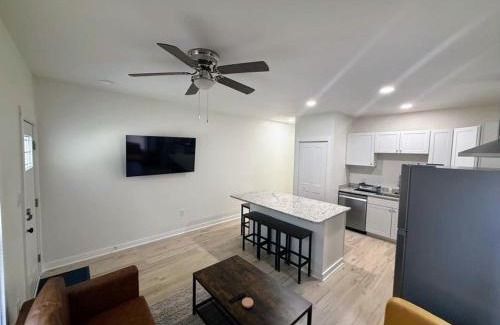 Durham House | Newly Renovated 2 Bedroom - A Seasoned Superhost