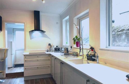 Lancaster House | Newly Renovated 3 Bedroom House, 6 beds with 2 showers, near University Town Centre
