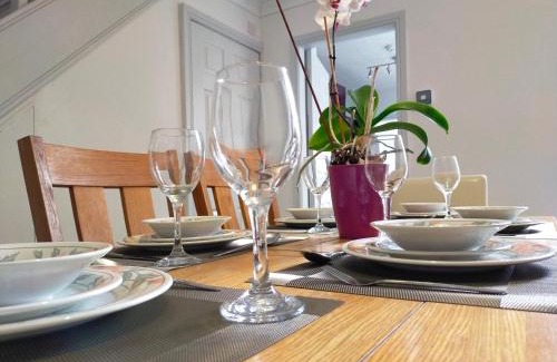 Lancaster House | Newly Renovated 3 Bedroom House, 6 beds with 2 showers, near University Town Centre