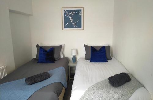 Lancaster House | Newly Renovated 3 Bedroom House, 6 beds with 2 showers, near University Town Centre