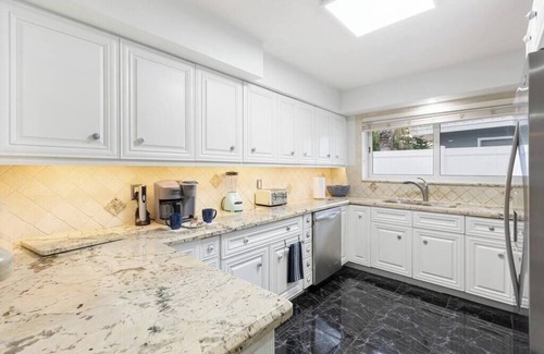 Santa Barbara Estates House | Newly renovated 3 bedrooms near the beach hot tube