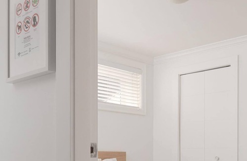 Burnaby House | Newly Renovated and Tastefully Furnished 1 BD- 1bath Suite