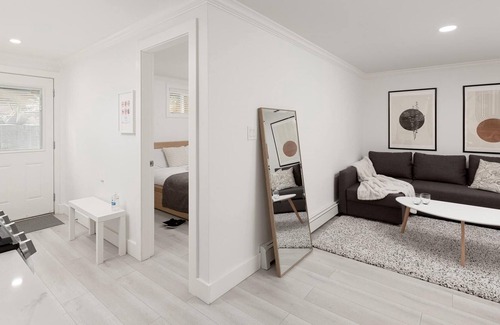 Burnaby House | Newly Renovated and Tastefully Furnished 1 BD- 1bath Suite