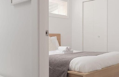 Burnaby House | Newly Renovated and Tastefully Furnished 1 BD- 1Bath Suite