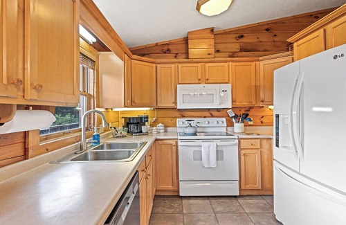 Maggie Valley Cabin | Newly renovated Cabin with Mountain Views, dog friendly, easy access, location.