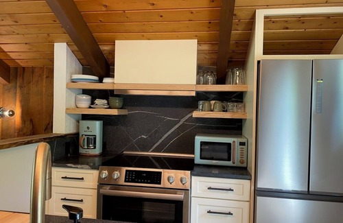 North Conway Ski Chalet | NEWLY RENOVATED Cathedral Ledge Chalet Walk to Echo Lake, Pet-Friendly, N Conway