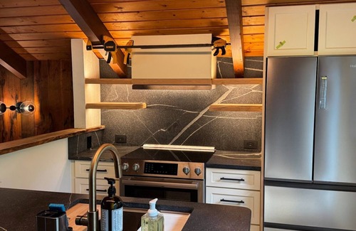 North Conway Ski Chalet | NEWLY RENOVATED Cathedral Ledge Chalet Walk to Echo Lake, Pet-Friendly, N Conway