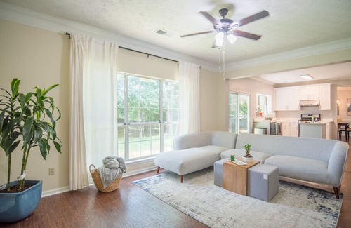 Johns Creek House | Newly Renovated, Cozy, and Modern 4 Bedroom House