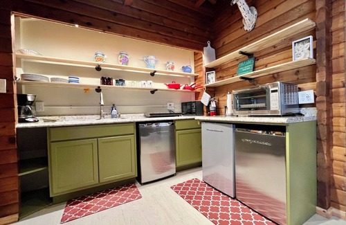 Mazama Apartment | Newly Renovated Dog friendly Studio Nestled At the Base of the North Cascades!