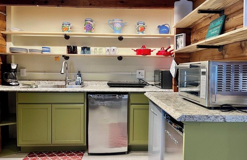 Mazama Apartment | Newly Renovated Dog friendly Studio Nestled At the Base of the North Cascades!