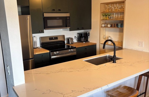 Mammoth Lakes Condo | Newly Renovated & EPIC VIEWS walk to Canyon Lodge