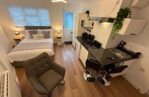 Woodley Apartment | Newly Renovated - Free Parking - Peaceful Garden