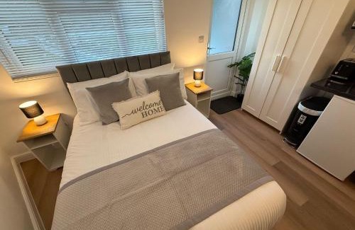 Woodley Apartment | Newly Renovated - Free Parking - Peaceful Garden