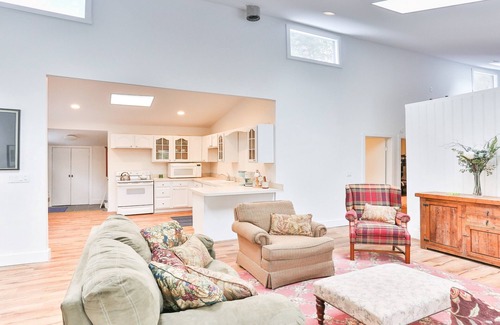 Maplecrest House | Newly Renovated House ~ Secluded 5 Acre Retreat ~ Peaceful and Quiet