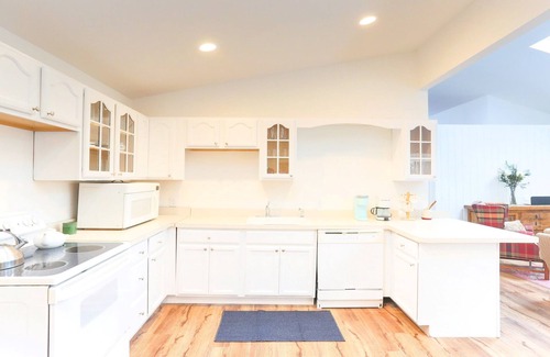 Maplecrest House | Newly Renovated House ~ Secluded 5 Acre Retreat ~ Peaceful and Quiet