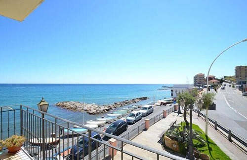 Imperia Apartment | Newly renovated old apartment with all comforts, directly by the sea