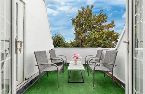 Kensington Apartment | Newly Renovated Kensington 2 Bedroom Apartment with Balcony Near Harrods Sleeps 6, 2 Min walk from Station