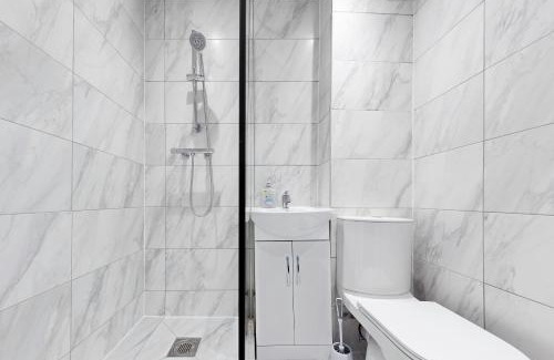 Kensington Apartment | Newly Renovated Kensington 2 Bedroom Apartment with Balcony Near Harrods Sleeps 6, 2 Min walk from Station