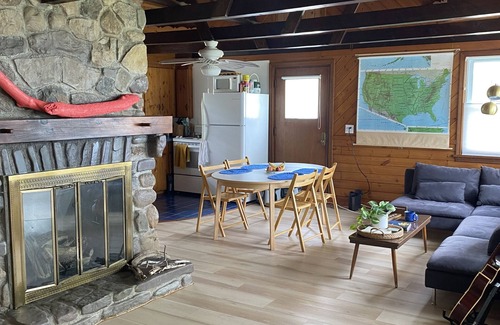 Town of Somerset Cottage | Newly Renovated Lakefront Retreat Home