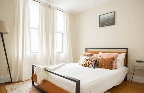 Waterfront Apartment | Newly renovated! Laundry in Building - Keyless entry - Perfect for Business or Medical Tourism