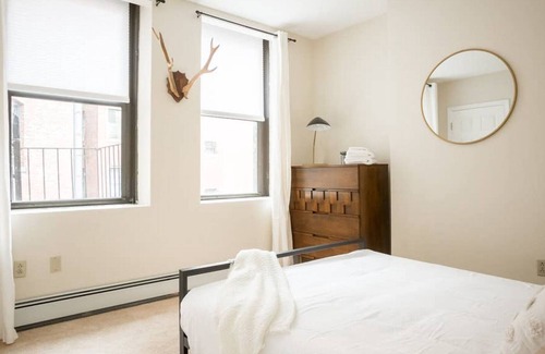 Waterfront Apartment | Newly renovated! Laundry in Building - Keyless entry - Perfect for Business or Medical Tourism