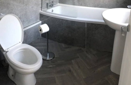 Stoke-on-Trent House | Newly Renovated Modern House in Central Location