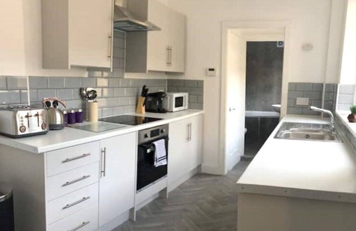 Stoke-on-Trent House | Newly Renovated Modern House in Central Location