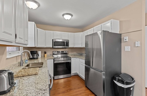 Highspire House | *Newly* Renovated Stay at modern 3BR Townhome (15 minutes from Harris-Hershey)