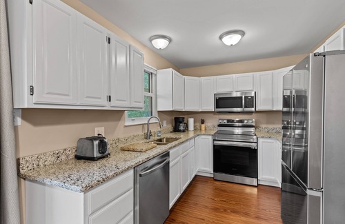 Highspire House | *Newly* Renovated Stay at modern 3BR Townhome (15 minutes from Harris-Hershey)