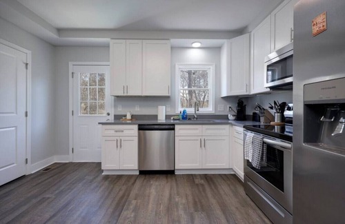 Waterfalls Park House | Newly Renovated Townhouse: 2 bed, 2 1/2 bath.