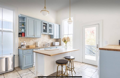 West Oakland House | Newly Renovated Victorian House 1 train stop to SF and Parking