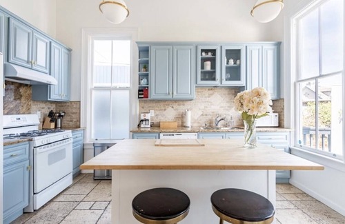 West Oakland House | Newly Renovated Victorian House 1 train stop to SF and Parking