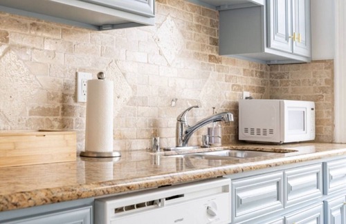 West Oakland House | Newly Renovated Victorian House 1 train stop to SF and Parking