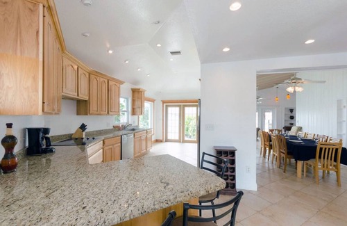 Bay Esplanade House | NEWLY RENOVATED! Waterfront House Clearwater Beach Sleeps 12. 5min walk to beach