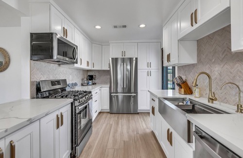 Ontario House | Newly Revamped Oasis: Ultimate Pool Getaway close to Disney