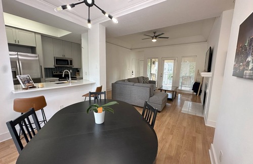 Bryan Place Apartment | Newly updated 2 bed apartment, great location central to the best of Dallas!