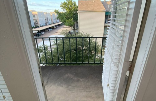 Bryan Place Apartment | Newly updated 2 bed apartment, great location central to the best of Dallas!