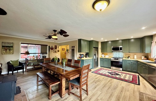Oakhurst Cabin | Newly updated! Our cozy cabin at Bass Lake-Yosemite is awaiting your arrival!