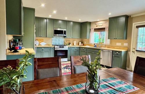Oakhurst Cabin | Newly updated! Our cozy cabin at Bass Lake-Yosemite is awaiting your arrival!