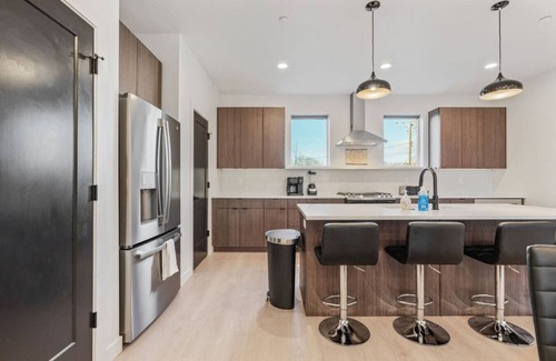 People's Freeway House | NewModernTownhouse+Sleeps10+Neardowntown&Skiing