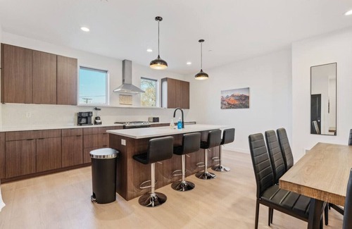 People's Freeway House | NewModernTownhouse+Sleeps10+Neardowntown&Skiing