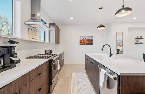 People's Freeway House | NewModernTownhouse+Sleeps10+Neardowntown&Skiing