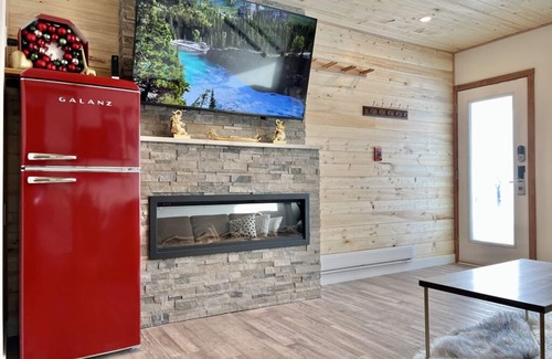 Harvie Heights House | NewReno Spectacula MountainView KingBed Jacuzzi Chalet