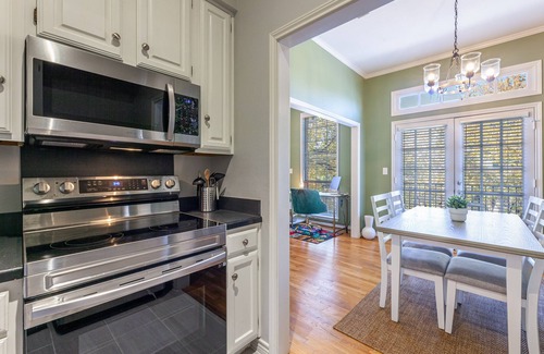 Oak Lawn Condo | Newtons Energy: 1-Bedroom Modern Nest