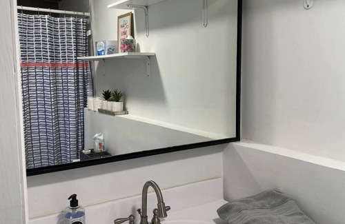 Westgate Apartment | Next to Airport & Downtown