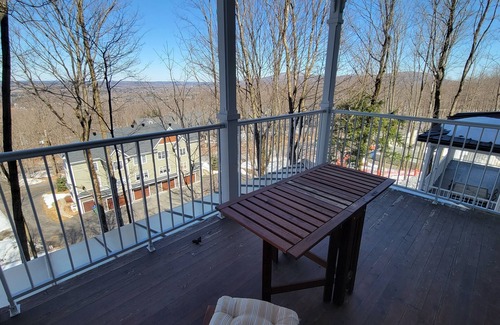 Bromont Condo | Next to mountain bike rides and C1 in Cantons and 5 mins away from main Chalet