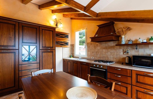 Borghetto Santo Spirito Villa | Nice apartment in villa for 5 guests with WIFI, A/C, pool, balcony and pets allowed