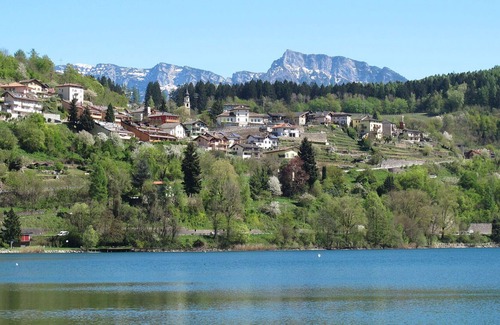 Calceranica al Lago Apartment | Nice apartment for 4 people with TV, patio, pets allowed and parking