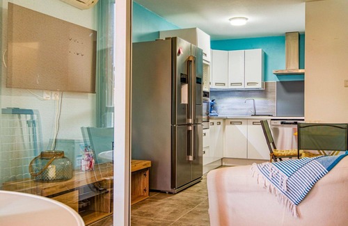 Le Brusc Apartment | Nice apartment for 3 guests with A/C, TV, terrace, pets allowed and parking