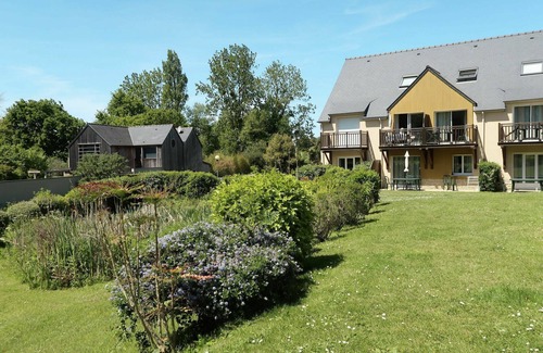 Saint-Briac-sur-Mer Apartment | Nice apartment for 6 people with WIFI, pool, TV, terrace, pets allowed and parking